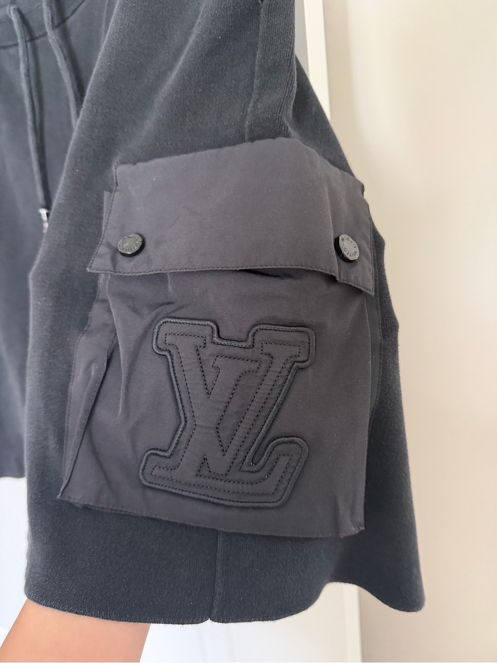 Louis Vuitton Black Cargo Pocket Men's Shorts - Picture 2 of 12